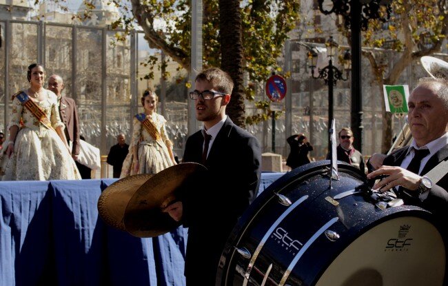 Impresionante galería fotográfica. Los Falleros dan la bienvenida a las Fallas de Valencia