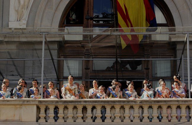 Impresionante galería fotográfica. Los Falleros dan la bienvenida a las Fallas de Valencia