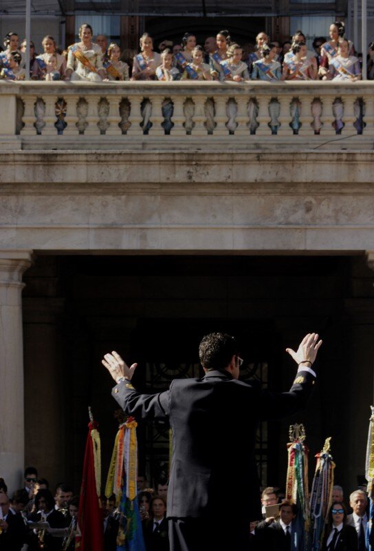 Impresionante galería fotográfica. Los Falleros dan la bienvenida a las Fallas de Valencia