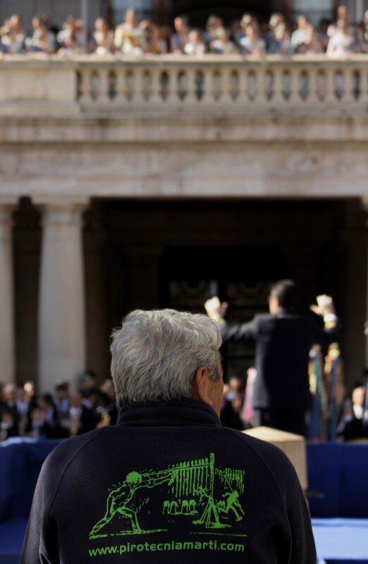 Impresionante galería fotográfica. Los Falleros dan la bienvenida a las Fallas de Valencia