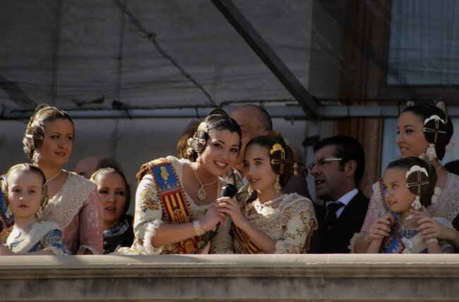 Impresionante galería fotográfica. Los Falleros dan la bienvenida a las Fallas de Valencia