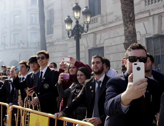 Impresionante galería fotográfica. Los Falleros dan la bienvenida a las Fallas de Valencia