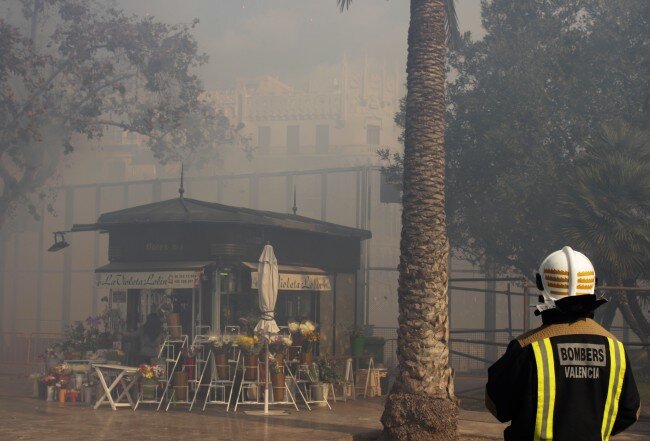 Impresionante galería fotográfica. Los Falleros dan la bienvenida a las Fallas de Valencia