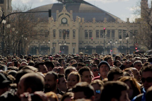 Impresionante galería fotográfica. Los Falleros dan la bienvenida a las Fallas de Valencia