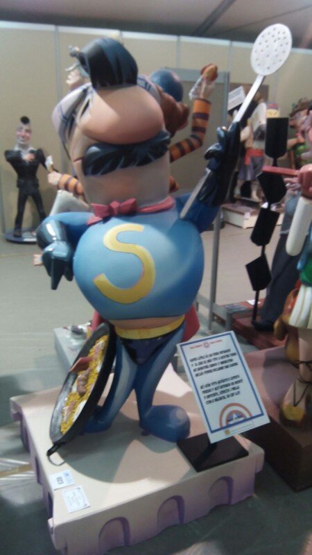 Fallas 2015, La Falla Tomasos apoya con su Ninot al Emoticono de la Paella