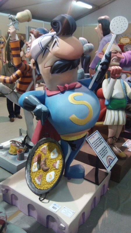 Fallas 2015, La Falla Tomasos apoya con su Ninot al Emoticono de la Paella