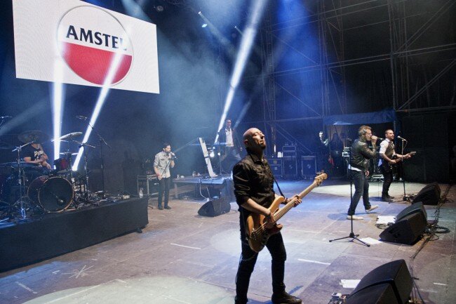 MILES DE VALENCIANOS ABARROTAN LOS JARDINES DE VIVEROS PARA DISFRUTAR DE UN IRREPETIBLE REPASO AL MEJOR ROCK DE TODOS LOS TIEMPOS