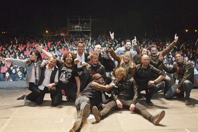MILES DE VALENCIANOS ABARROTAN LOS JARDINES DE VIVEROS PARA DISFRUTAR DE UN IRREPETIBLE REPASO AL MEJOR ROCK DE TODOS LOS TIEMPOS