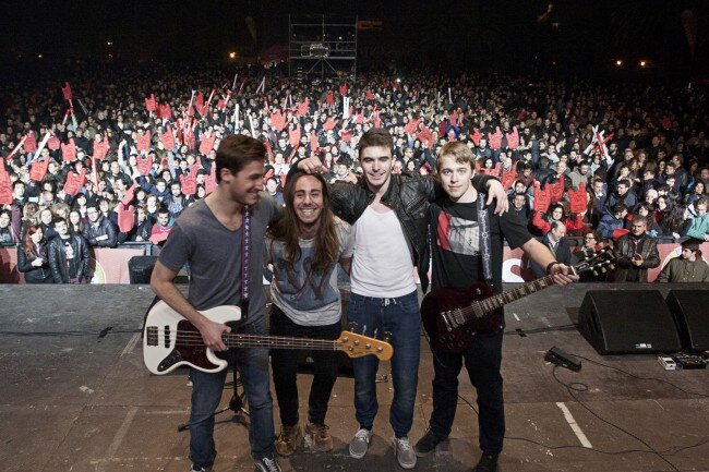 MILES DE VALENCIANOS ABARROTAN LOS JARDINES DE VIVEROS PARA DISFRUTAR DE UN IRREPETIBLE REPASO AL MEJOR ROCK DE TODOS LOS TIEMPOS