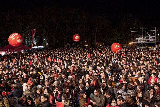 MILES DE VALENCIANOS ABARROTAN LOS JARDINES DE VIVEROS PARA DISFRUTAR DE UN IRREPETIBLE REPASO AL MEJOR ROCK DE TODOS LOS TIEMPOS