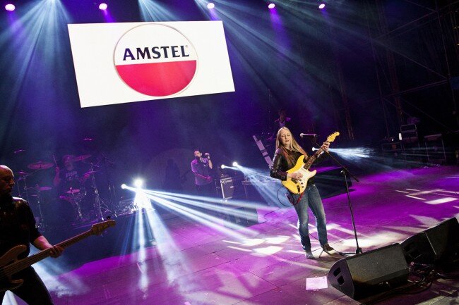 MILES DE VALENCIANOS ABARROTAN LOS JARDINES DE VIVEROS PARA DISFRUTAR DE UN IRREPETIBLE REPASO AL MEJOR ROCK DE TODOS LOS TIEMPOS