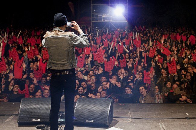 MILES DE VALENCIANOS ABARROTAN LOS JARDINES DE VIVEROS PARA DISFRUTAR DE UN IRREPETIBLE REPASO AL MEJOR ROCK DE TODOS LOS TIEMPOS