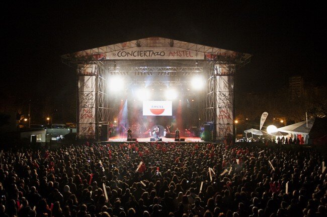 MILES DE VALENCIANOS ABARROTAN LOS JARDINES DE VIVEROS PARA DISFRUTAR DE UN IRREPETIBLE REPASO AL MEJOR ROCK DE TODOS LOS TIEMPOS