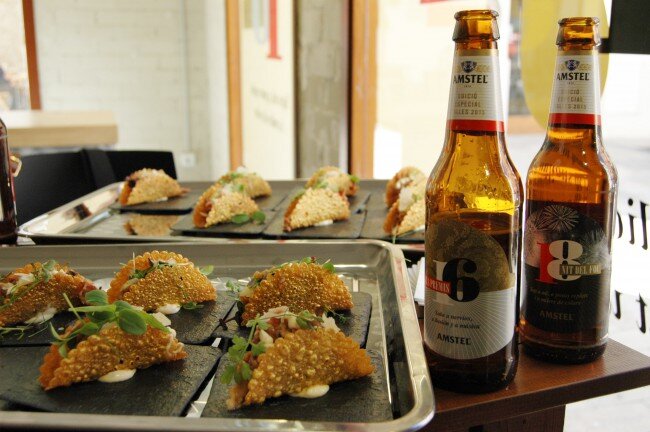 El cantante Manu Tenorio ha visitado por primera vez las fiestas valencianas