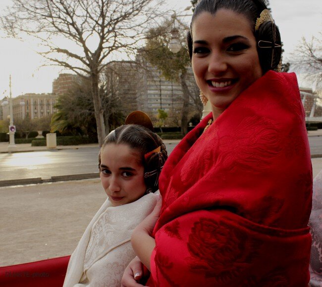Ambiente festivo en la recepción posterior a la mascletá ofrecida por @Amstel_es