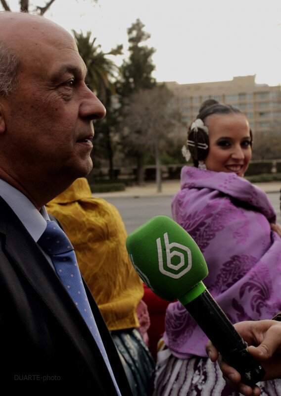 Ambiente festivo en la recepción posterior a la mascletá ofrecida por @Amstel_es