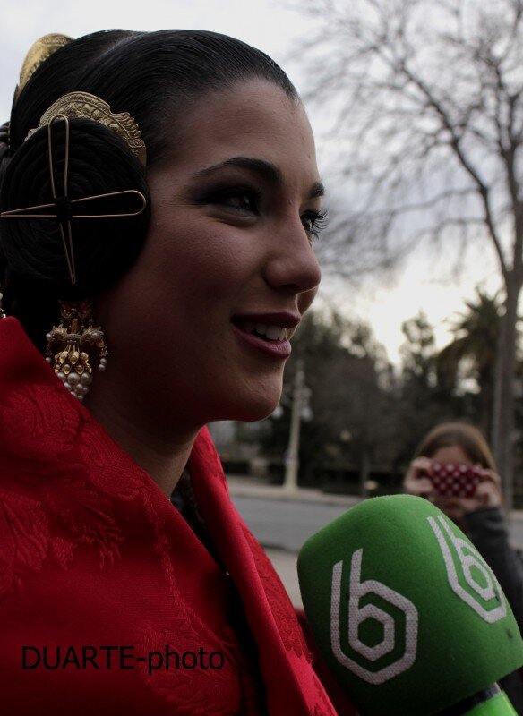Ambiente festivo en la recepción posterior a la mascletá ofrecida por @Amstel_es