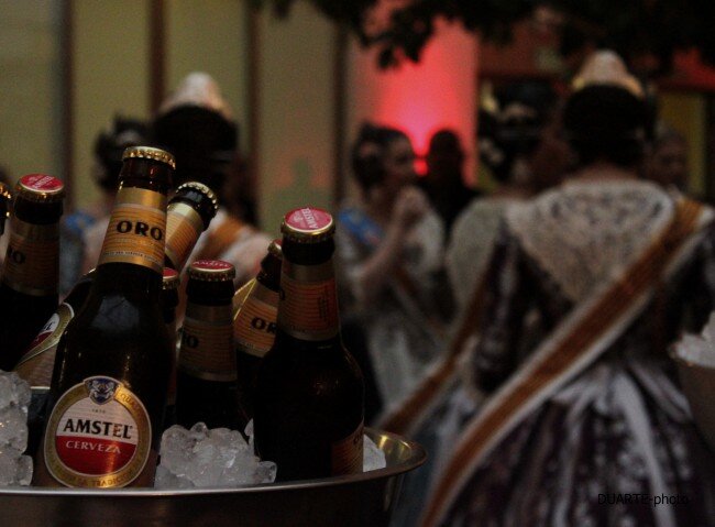 Ambiente festivo en la recepción posterior a la mascletá ofrecida por @Amstel_es