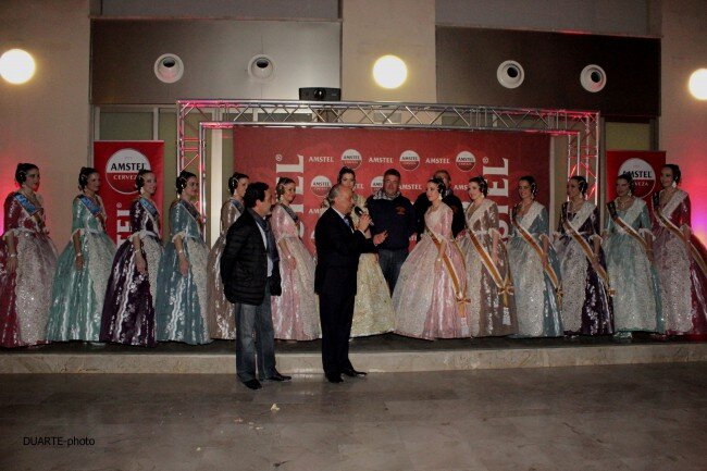Ambiente festivo en la recepción posterior a la mascletá ofrecida por @Amstel_es