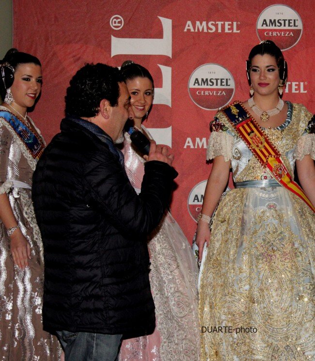 Ambiente festivo en la recepción posterior a la mascletá ofrecida por @Amstel_es