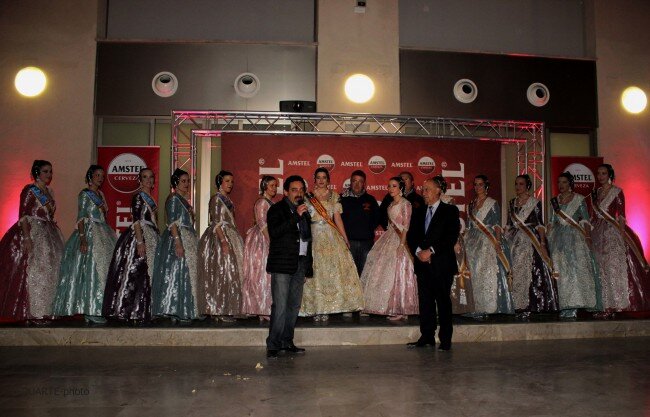 Ambiente festivo en la recepción posterior a la mascletá ofrecida por @Amstel_es