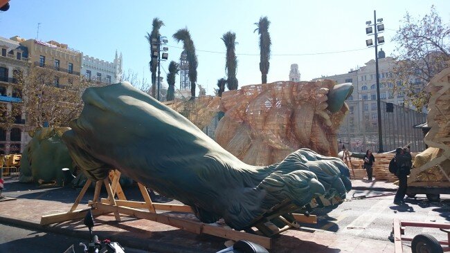 Fallas 2015, la Falla del Ayuntamiento de Valencia empieza a tomar la plaza