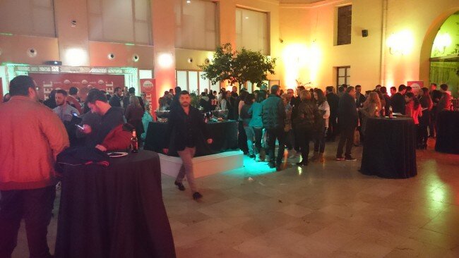 Ambiente festivo en la recepción posterior a la mascletá ofrecida por @Amstel_es