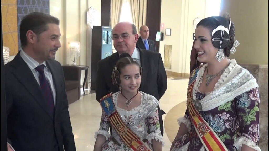 Las Falleras Mayores acuden a la inauguración de la exposición de indumentaria Art Antic y Les Barraques