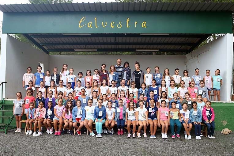 Las candidatas infantiles disfrutan de un dia de multiaventura en Calvestra