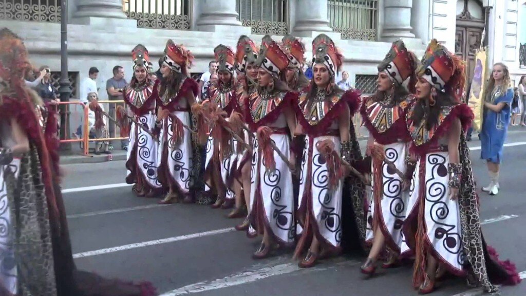 La corte de honor y Fallera Mayor del 2014 en la  XII Entrada de Mora y Cristiana de la Ciudad de Valencia