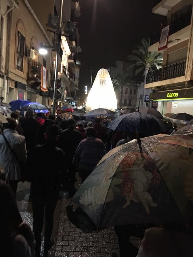 La lluvia desluce la fiesta de la Virgen que pospone una semana la procesión, el traslado y el besamanos