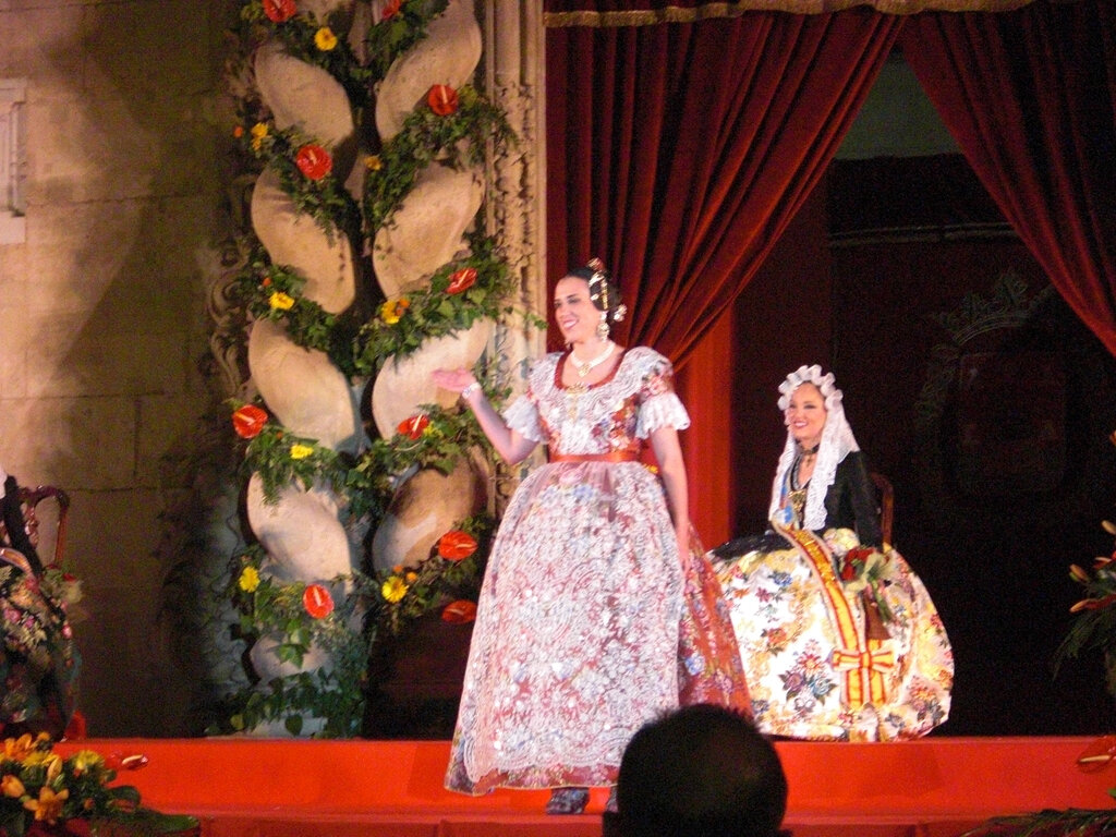 Inés Alacreu asistió a la presentación de la Bellea del Foc de Alicante en su primer acto como fallera mayor de Dénia