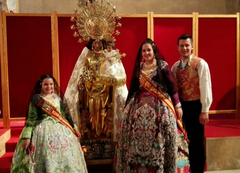 Las falleras mayores de Dénia fueron invitadas al Besamanos de la Virgen de los Desamparados en Valencia