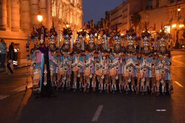 XIII Entrada Mora y Cristiana Las Huríes, cabo Estefanía López,  acompañada de su Corte de Honor y medios