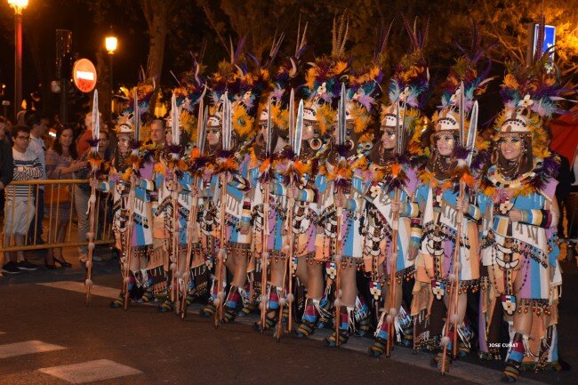 XIII Entrada Mora y Cristiana Las Huríes, cabo Estefanía López,  acompañada de su Corte de Honor y medios
