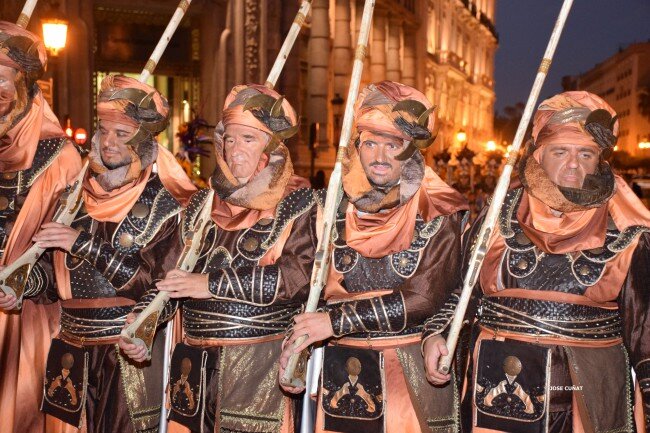 XIII Entrada Mora y Cristiana Las Huríes, cabo Estefanía López,  acompañada de su Corte de Honor y medios