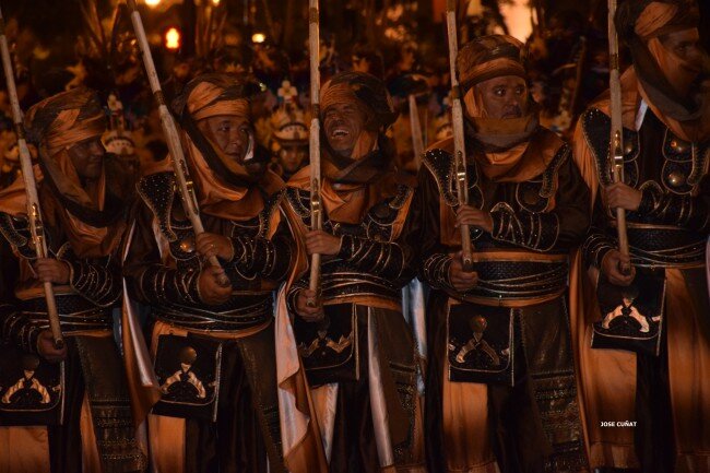 XIII Entrada Mora y Cristiana Las Huríes, cabo Estefanía López,  acompañada de su Corte de Honor y medios
