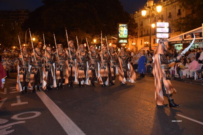 XIII Entrada Mora y Cristiana Las Huríes, cabo Estefanía López,  acompañada de su Corte de Honor y medios