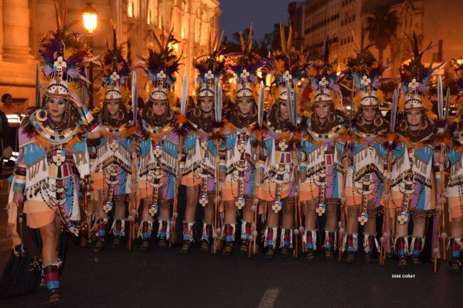 XIII Entrada Mora y Cristiana Las Huríes, cabo Estefanía López,  acompañada de su Corte de Honor y medios