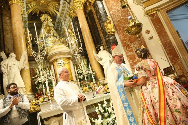 Ofrenda a nuestra Patrona la Virgen de los Desamparados de las falleras mayores