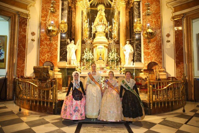 Ofrenda a nuestra Patrona la Virgen de los Desamparados de las falleras mayores