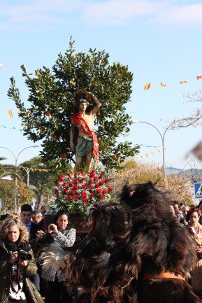 Los demonios rinden homenaje a los santos al aproximarse los días más religiosos del año