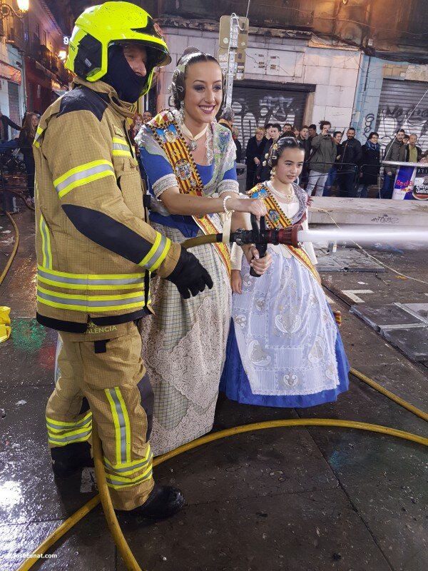 @BombersValencia homenaje en la #nitdelacrema de las #Fallas2017 @dipvalencia