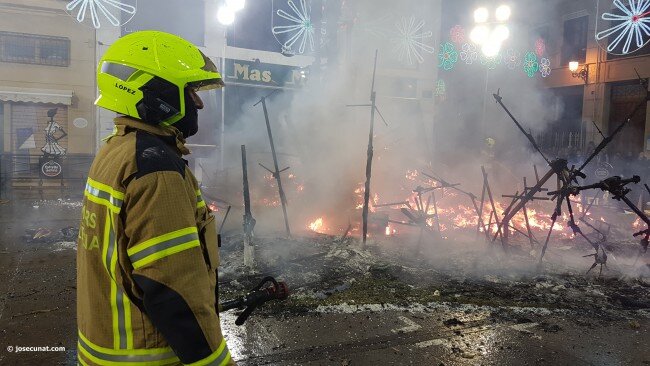 @BombersValencia homenaje en la #nitdelacrema de las #Fallas2017 @dipvalencia