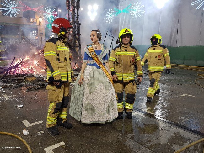 @BombersValencia homenaje en la #nitdelacrema de las #Fallas2017 @dipvalencia
