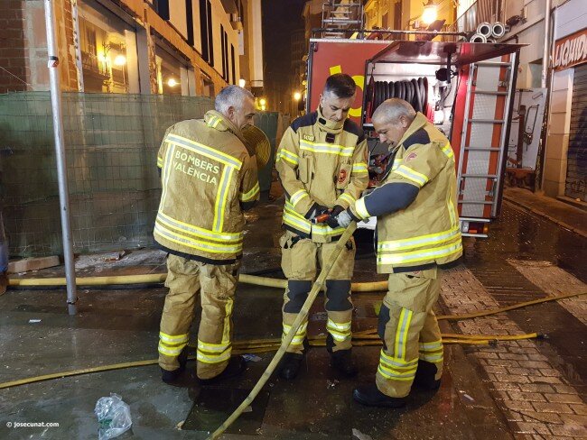 @BombersValencia homenaje en la #nitdelacrema de las #Fallas2017 @dipvalencia