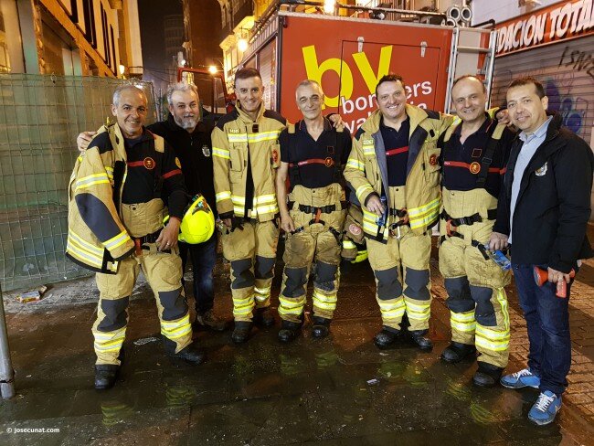 @BombersValencia homenaje en la #nitdelacrema de las #Fallas2017 @dipvalencia