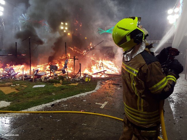 @BombersValencia homenaje en la #nitdelacrema de las #Fallas2017 @dipvalencia