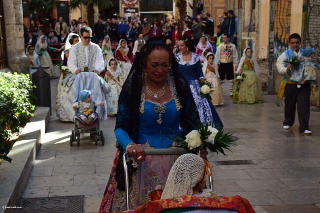 La Ofrenda de las Fallas 2017, uno de los actos más emotivos de las fiestas, vive hoy su primera jornada