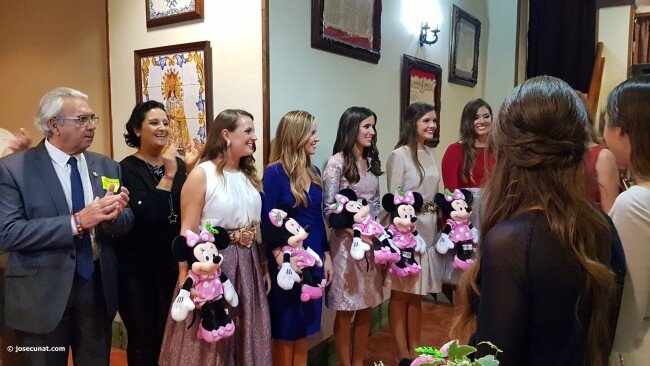 La falla plaza de la Mercé da la bienvenida a la nueva fallera mayor Rocio Gil y su corte